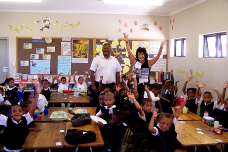 Rdl Riana de Coning tydens haar besoek aan Gansbaai PrimÃªr se Gr 1 leerders, met die skoolhoof, Tommy Volkwyn
